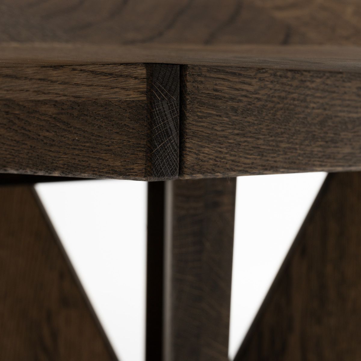 Aspen rundt spisebord ø140 (240) med 2 tilleggsplater røkt heltre eik